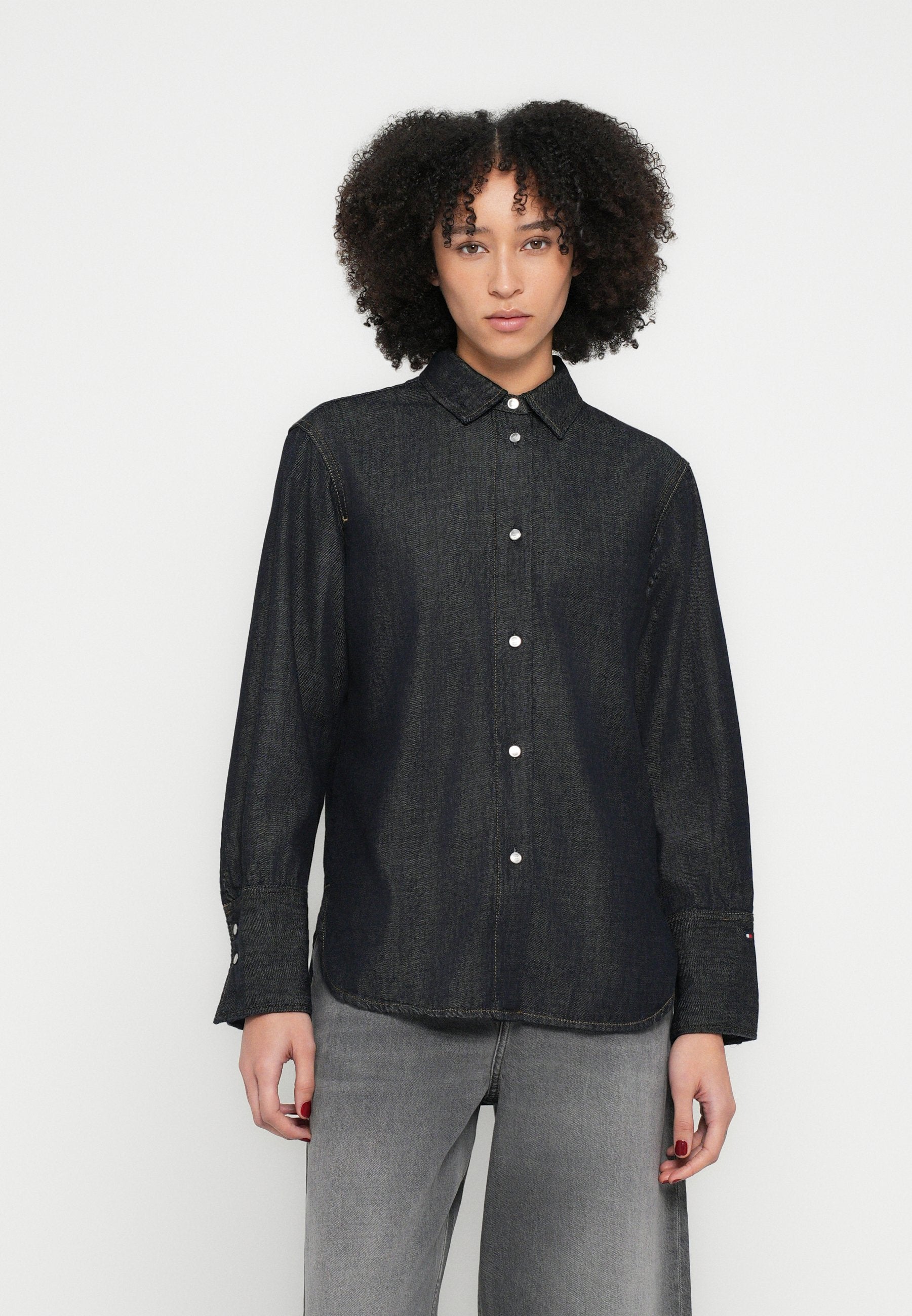 RELAXED FIT FLAG EMBROIDERY DENIM SHIRT Media 3