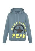 Blaues Kapuzensweatshirt mit gelbem Fronttext "SURFRIDERS" und "PEAK", die einen großen schwarzen Stern umrahmen.