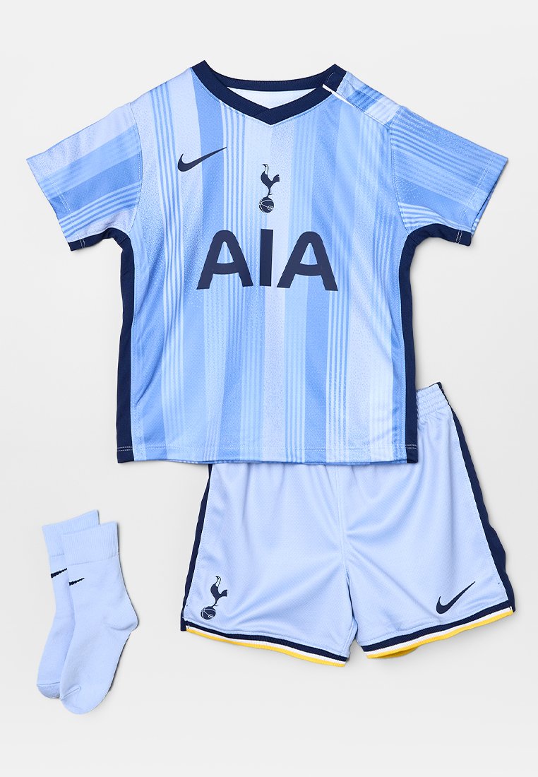 Hellblaues Sportoutfit bestehend aus einem kurzärmeligen Trikot mit vertikalen Streifen, marineblauen Akzenten und Logo, kombiniert mit leichten Shorts und Socken.