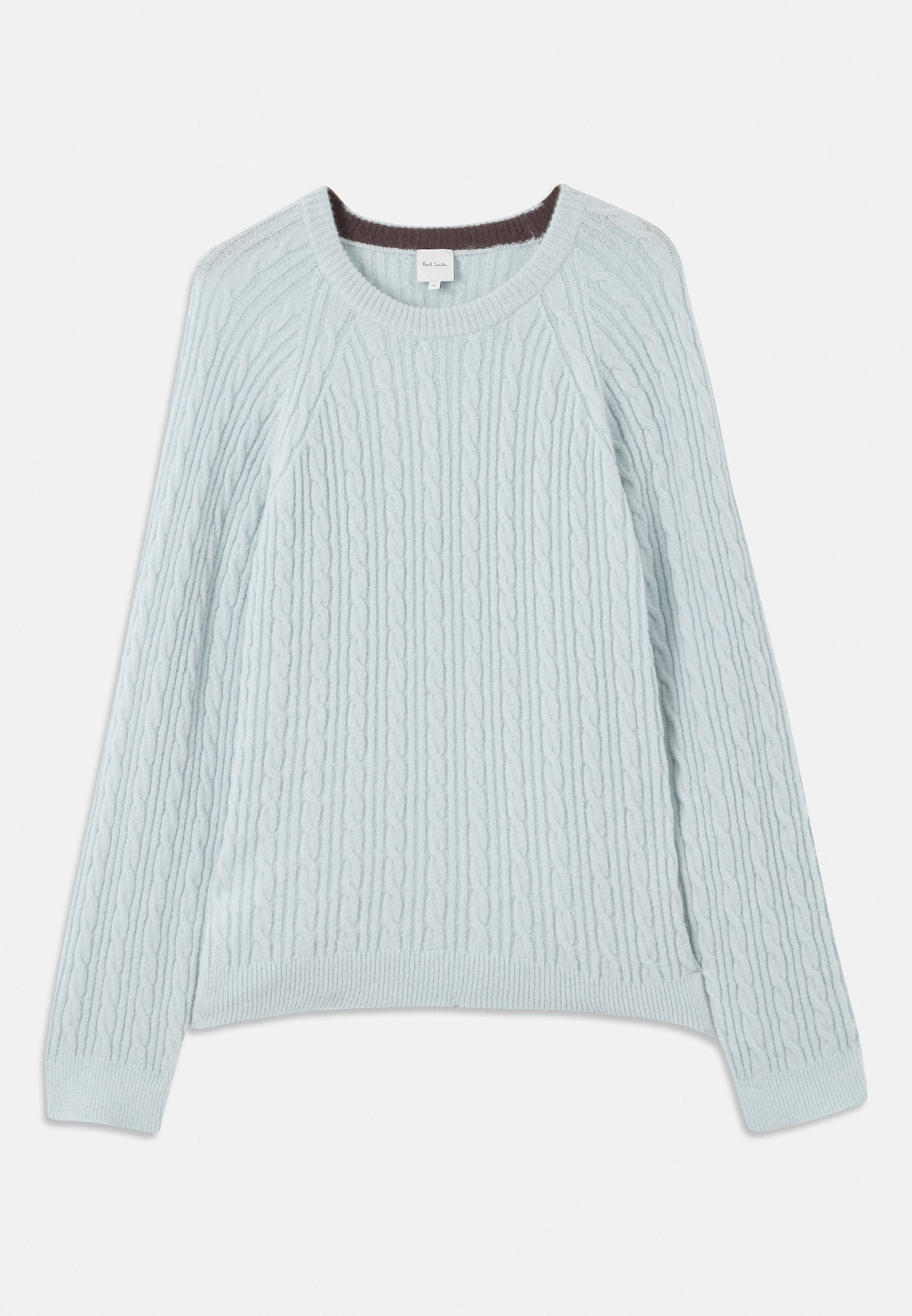 Hellblauer Kabelstrickpullover mit Raglanärmeln, rundem Ausschnitt und gerippten Bündchen. Weiche Textur mit subtilen braunen Akzenten am Ausschnitt.