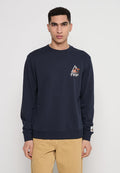 Dunkelblaues Sweatshirt mit langen Ärmeln, rundem Halsausschnitt und dezentem Branding, das eine Berggrafik in Orange und Weiß zeigt. Aus Baumwollmaterial.