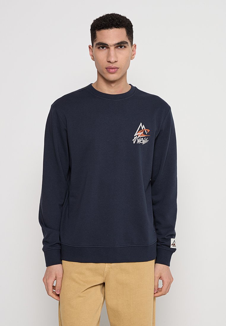 Dunkelblaues Sweatshirt mit langen Ärmeln, rundem Halsausschnitt und dezentem Branding, das eine Berggrafik in Orange und Weiß zeigt. Aus Baumwollmaterial.