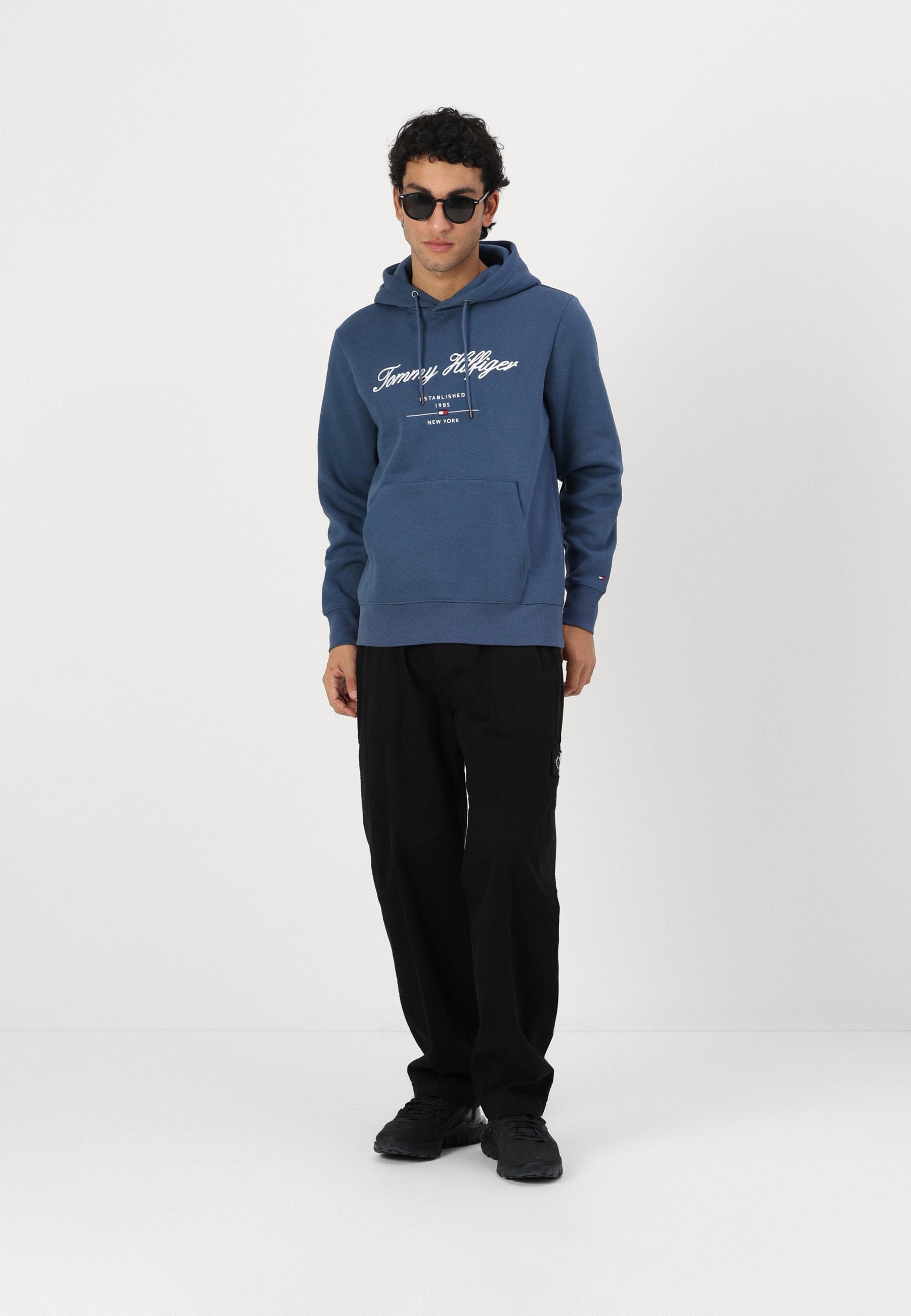 SCRIPT LOGO HOODY - BRAND LOVE Media 2