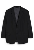 Schwarzer Blazer aus glattem Stoff, einreihiges Design, zwei Fronttaschen und ein elegantes Innenfutter. Schlichte, moderne Ästhetik.