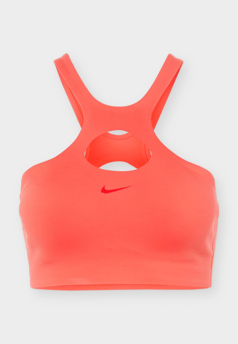 Korallenfarbener Sport-BH mit gekreuzten Schulterträgern und einem zentralen Ausschnitt unterhalb des Ausschnitts, mit kleinem rotem Nike Swoosh-Logo vorne.