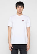 Weißes Baumwoll-T-Shirt mit Rundhalsausschnitt, kurzen Ärmeln und einem kleinen roten und schwarzen Logoaufnäher auf der linken Brust. Einfaches und schmuckloses Design.
