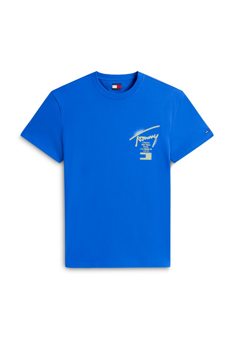 Blaues T-Shirt mit kurzen Ärmeln und Rundhalsausschnitt, mit kleiner gelber Grafik von Städtenamen und einer Signatur auf der linken Brust.