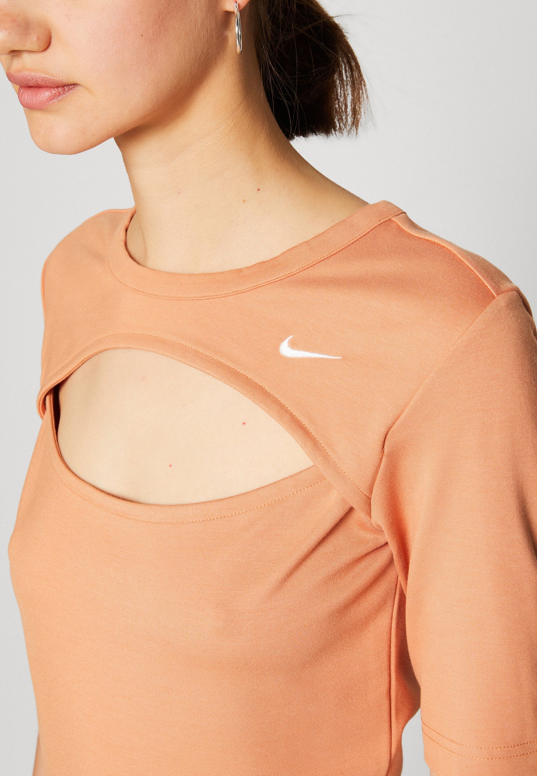 Nike Sportswear CUTOUT
