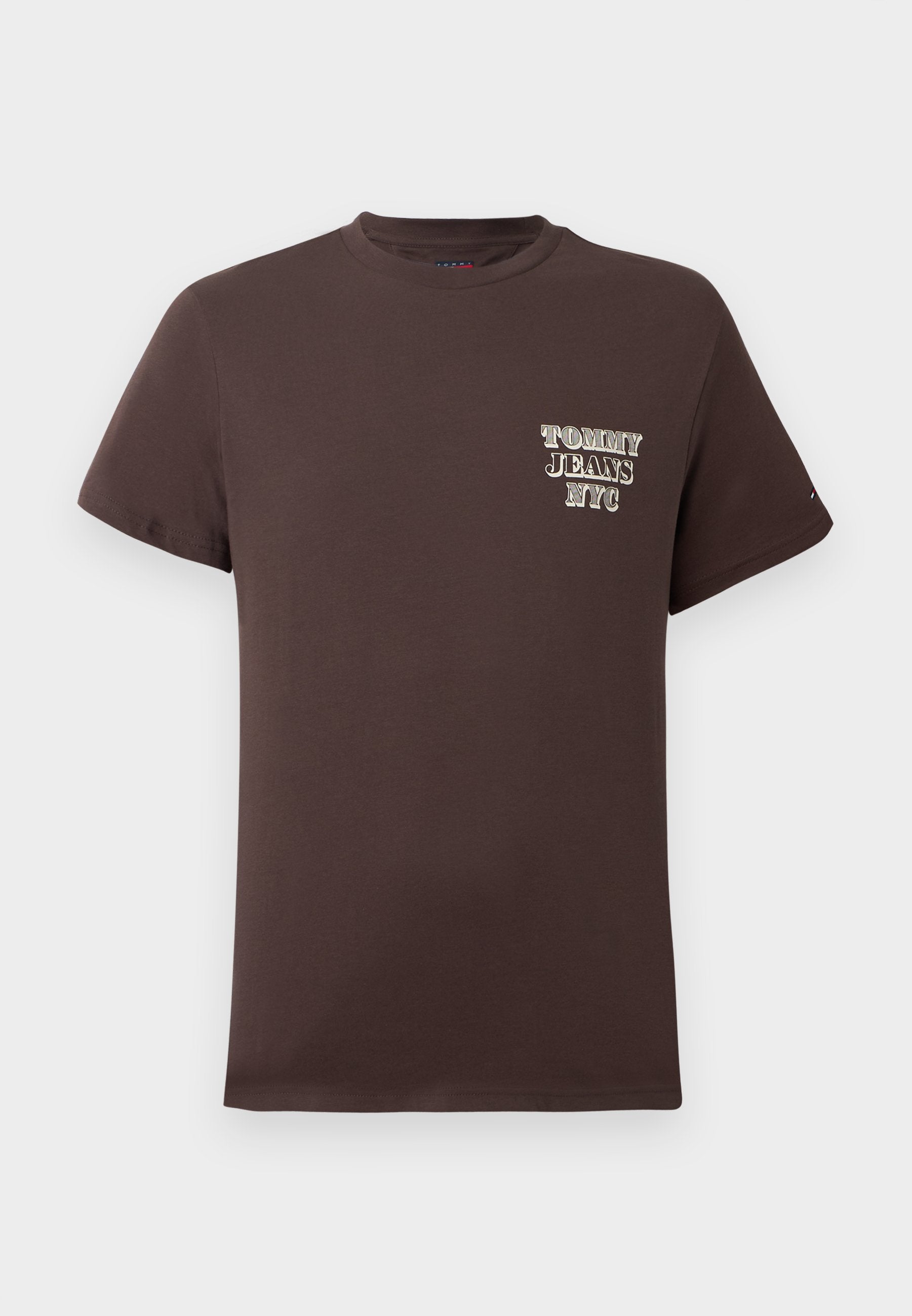 Braunes Baumwoll-T-Shirt mit kurzen Ärmeln. Mit einem kleinen Frontdruck, der "TOMMY JEANS NYC" in Weiß und Gold zeigt. Klassisches Rundhalsdesign.
