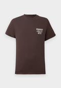 Braunes Baumwoll-T-Shirt mit kurzen Ärmeln. Mit einem kleinen Frontdruck, der "TOMMY JEANS NYC" in Weiß und Gold zeigt. Klassisches Rundhalsdesign.