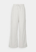 Hellgraue Cargo-Hosen mit elastischem Bund, Kordelzug und Seitentaschen. Hergestellt aus einem weichen, leichten Material. Weit geschnitten.