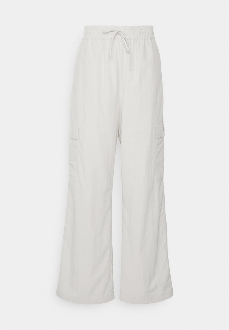 Hellgraue Cargo-Hosen mit elastischem Bund, Kordelzug und Seitentaschen. Hergestellt aus einem weichen, leichten Material. Weit geschnitten.