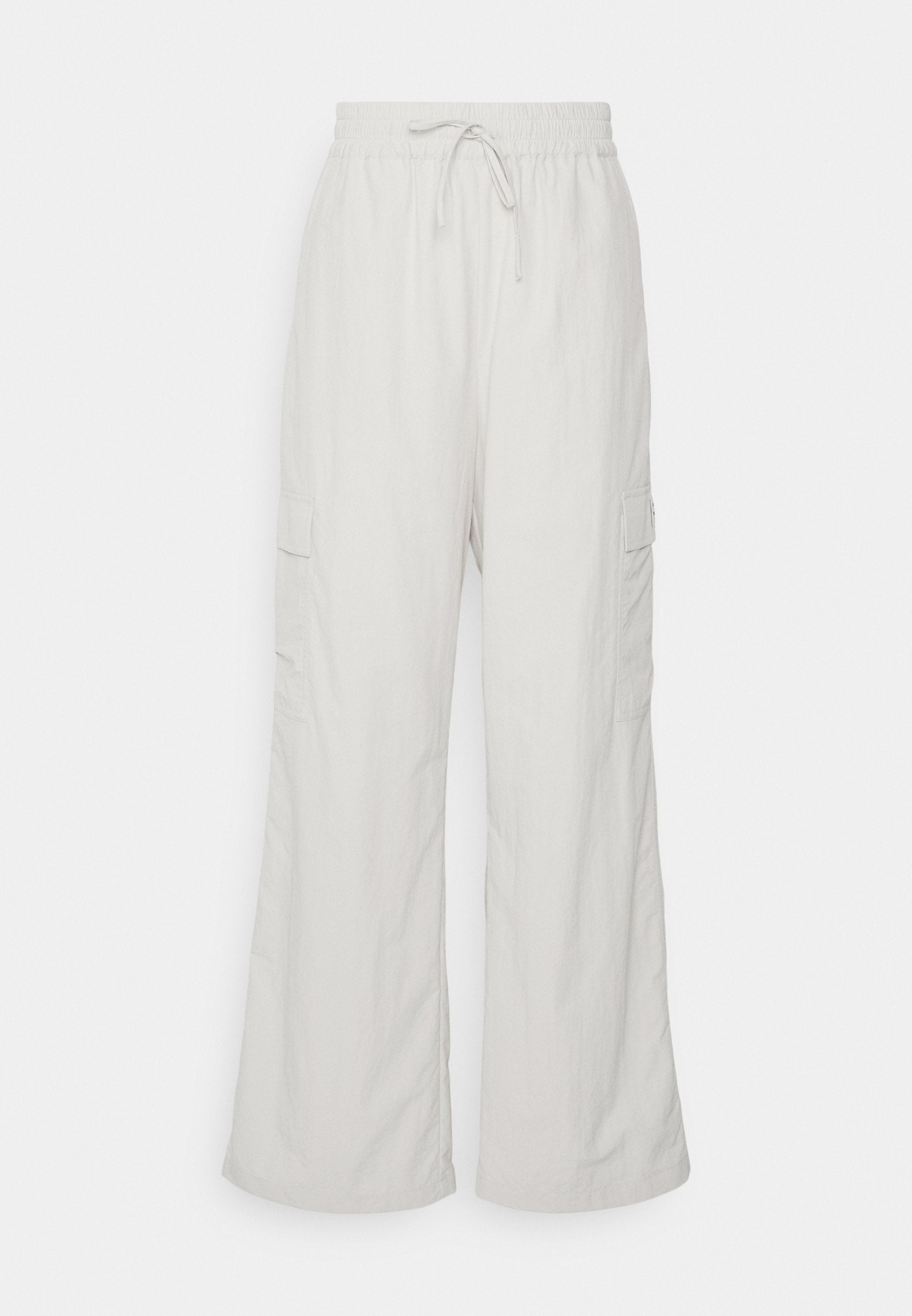 Hellgraue Cargo-Hosen mit elastischem Bund, Kordelzug und Seitentaschen. Hergestellt aus einem weichen, leichten Material. Weit geschnitten.