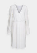 Weißes Kleid mit V-Ausschnitt, langen Ärmeln und einem strukturierten Stoff mit einem dezenten Muster. Die Taille ist tailliert; die Ärmel haben Volantabschlüsse.