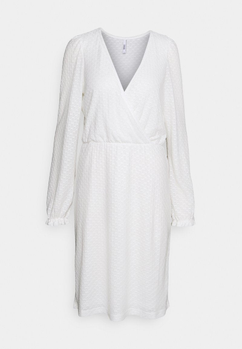 Weißes Kleid mit V-Ausschnitt, langen Ärmeln und einem strukturierten Stoff mit einem dezenten Muster. Die Taille ist tailliert; die Ärmel haben Volantabschlüsse.