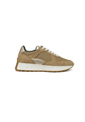 Sportlicher Sneaker aus braunem Wildleder mit Mesh-Einsätzen, metallischen Akzenten und weißen Schnürsenkeln. Verfügt über eine dicke weiße Sohle und eine strukturierte griffige Oberfläche.