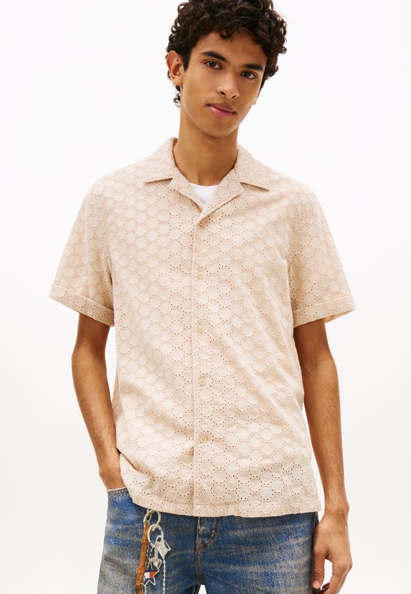Tommy Jeans REGULAR FIT GEOMETRIC EMBROIDERY SHORT SLEEVE SHIRT