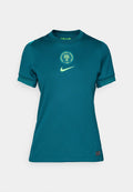 Türkises Nike Fußballtrikot mit Rundhalsausschnitt, kurzen Ärmeln, grünen Akzenten und einem runden Logo des Nigeria Football Federation.