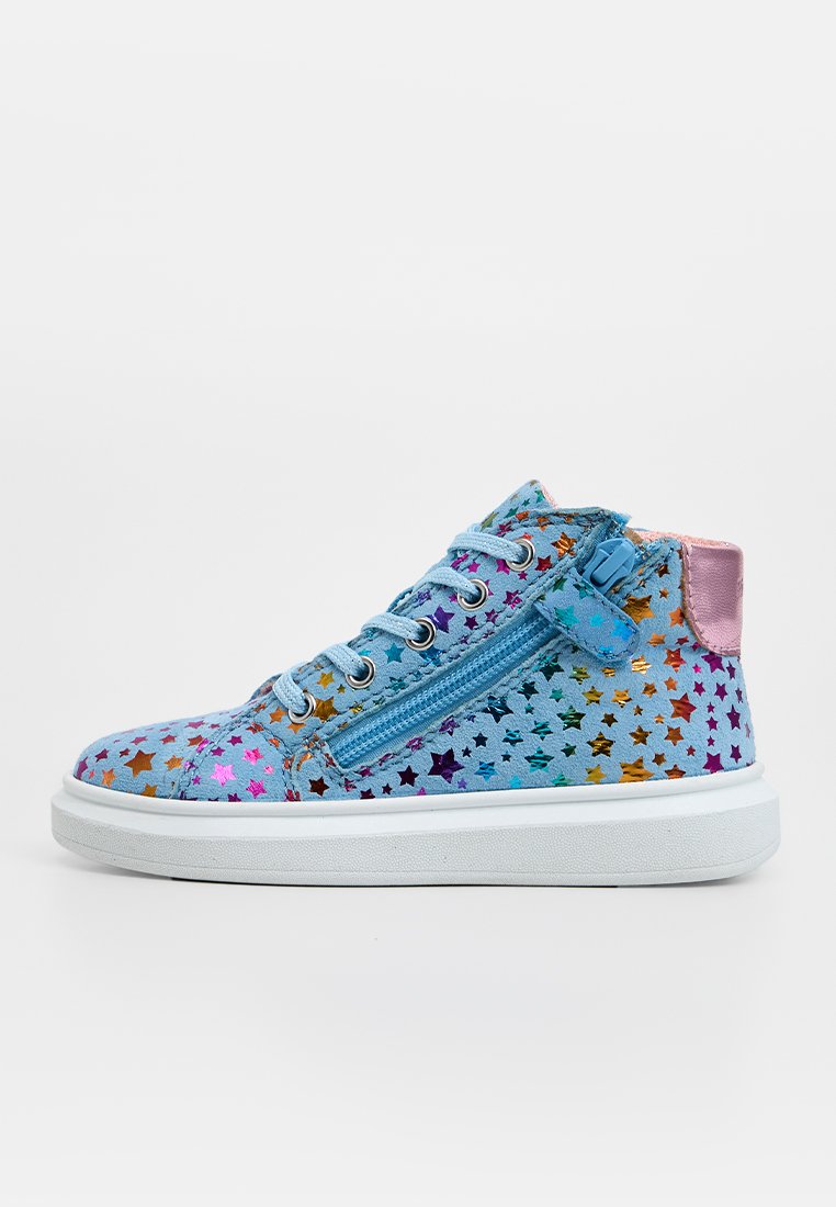 Kinder-Hochschuh-Sneaker in Blau mit mehrfarbigen Sternmustern, hellblauen Schnürsenkeln, seitlichem Reißverschluss und rosa Fersenlasche auf weißer Sohle.