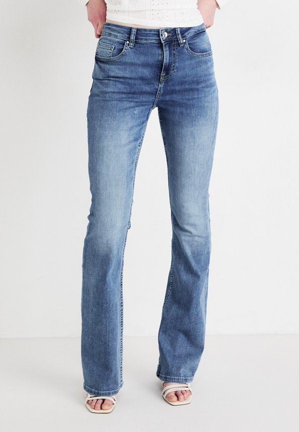 ONLY ONLRUSH MID WAIST FLARED - Bootcut jeans - medium blue denim