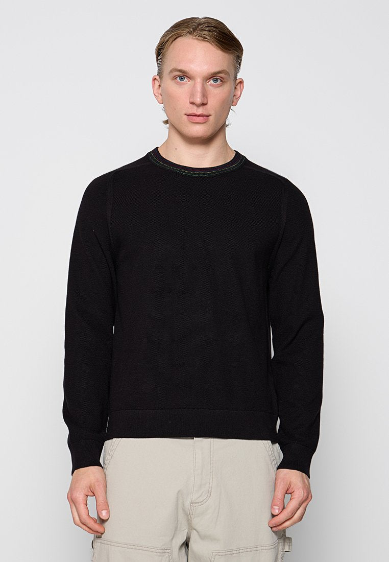 Schwarzer gestrickter Pullover mit geripptem Rundhalsausschnitt, langen Ärmeln und strukturierter Oberfläche. Verfügt über einen geraden Saum und dezente Details am Ausschnitt.