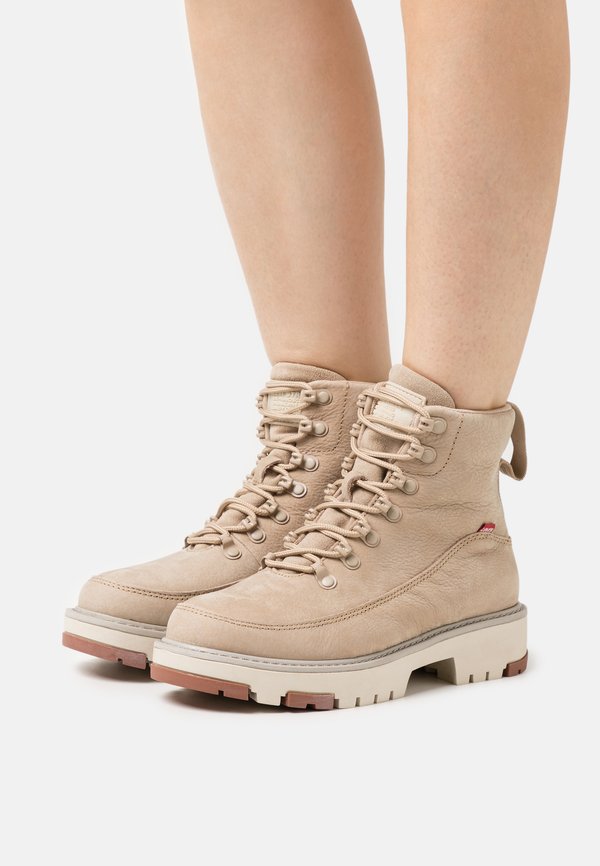 Levi's® SOLVI HIGH - Lace-up ankle boots - beige