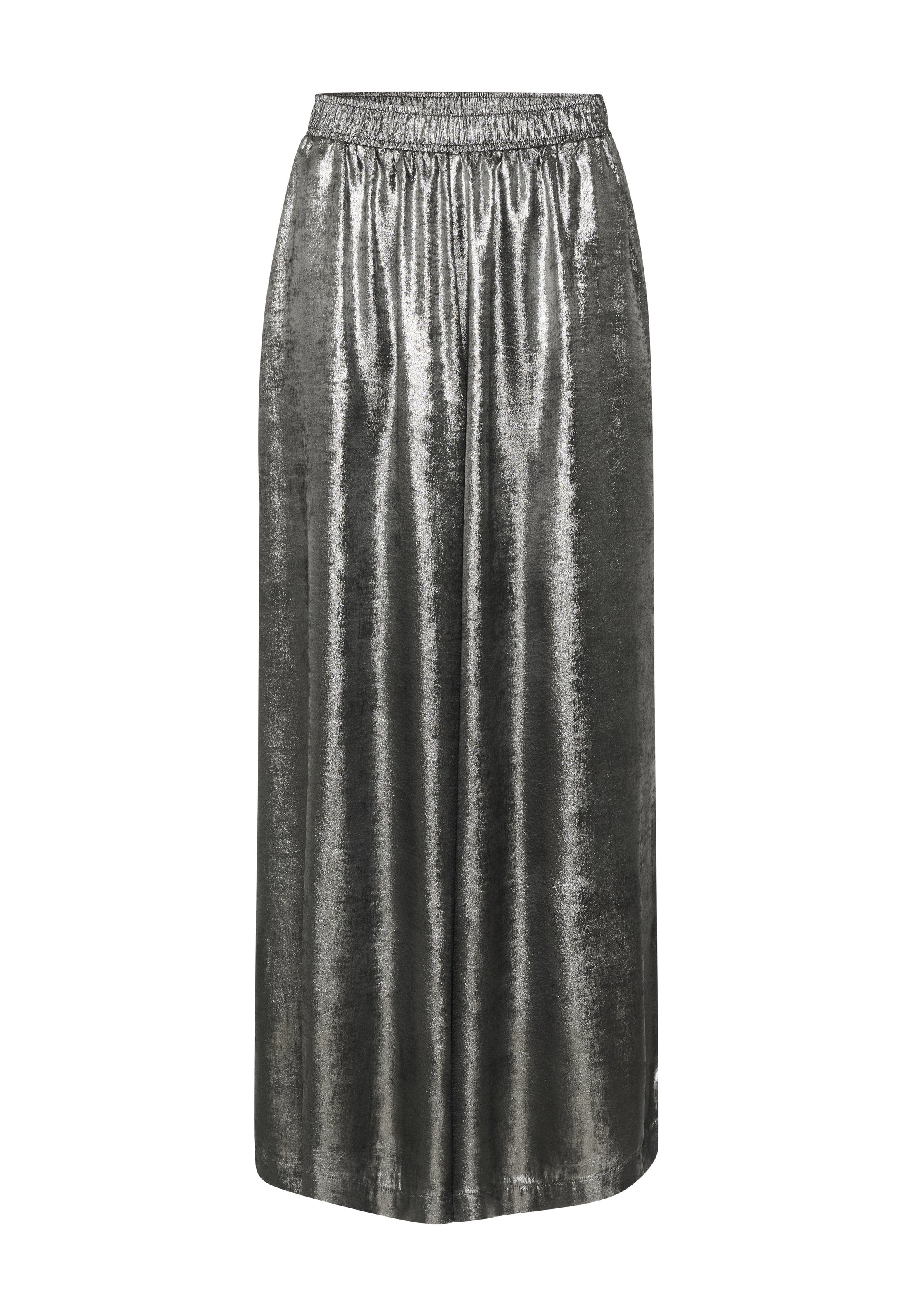 Metallisch silberner langer Rock aus glattem Stoff, mit einem elastischen Taillenbund und einem fließenden Design, das bis zu den Knöcheln herunterfällt.