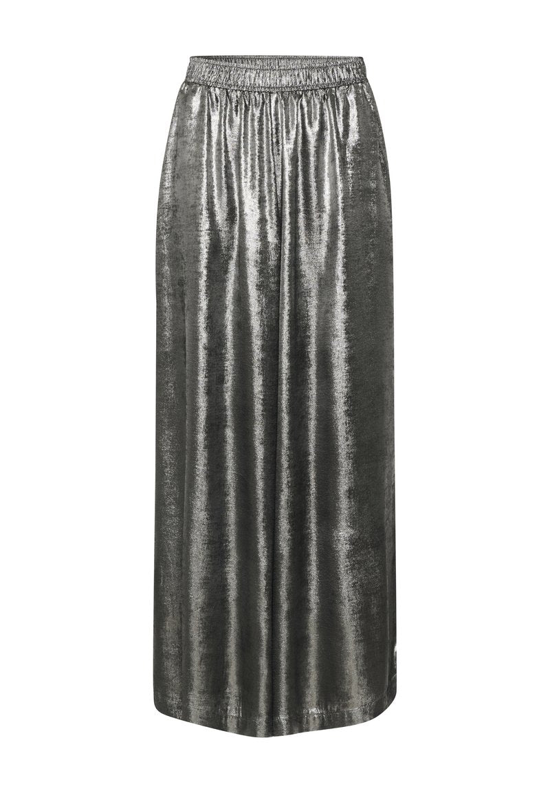 Metallisch silberner langer Rock aus glattem Stoff, mit einem elastischen Taillenbund und einem fließenden Design, das bis zu den Knöcheln herunterfällt.