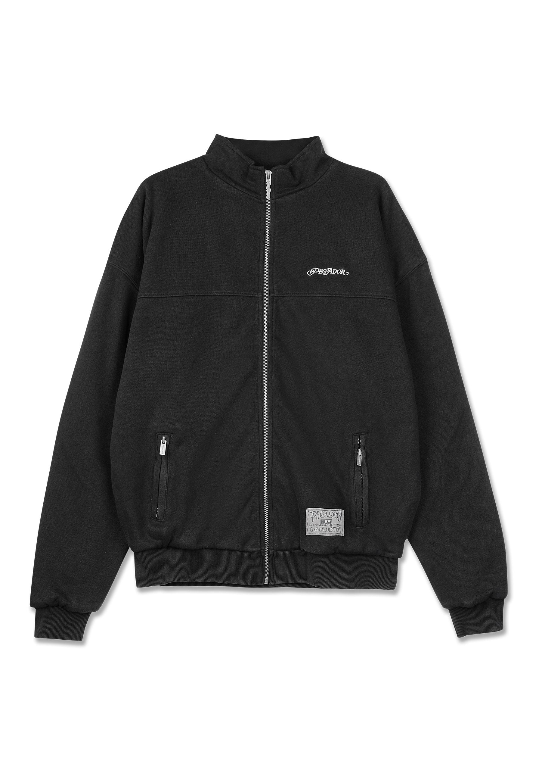 Schwarze Bomberjacke aus weichem Material, mit hohem Kragen, Frontreißverschluss und zwei seitlichen Taschen mit Reißverschluss. Logo auf der Brust.