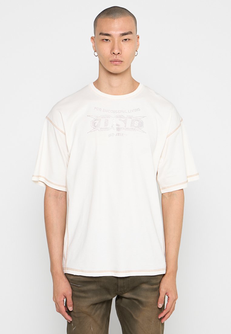 Weißes, übergroßes T-Shirt aus Baumwolle mit Rundhalsausschnitt, kurzen Ärmeln und kontrastierenden Nähten. Grafischer Text ist auf der Vorderseite abgebildet.
