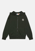 Dunkelgrüner Reißverschluss-Hoodie aus weichem Material, mit einer frontalen Tasche und einem runden Logo auf der linken Brust. Rippbündchen und Saum.