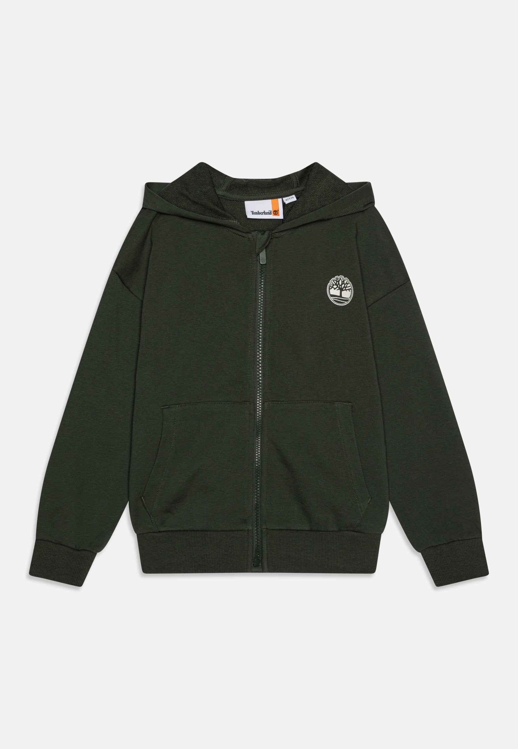 Dunkelgrüner Reißverschluss-Hoodie aus weichem Material, mit einer frontalen Tasche und einem runden Logo auf der linken Brust. Rippbündchen und Saum.