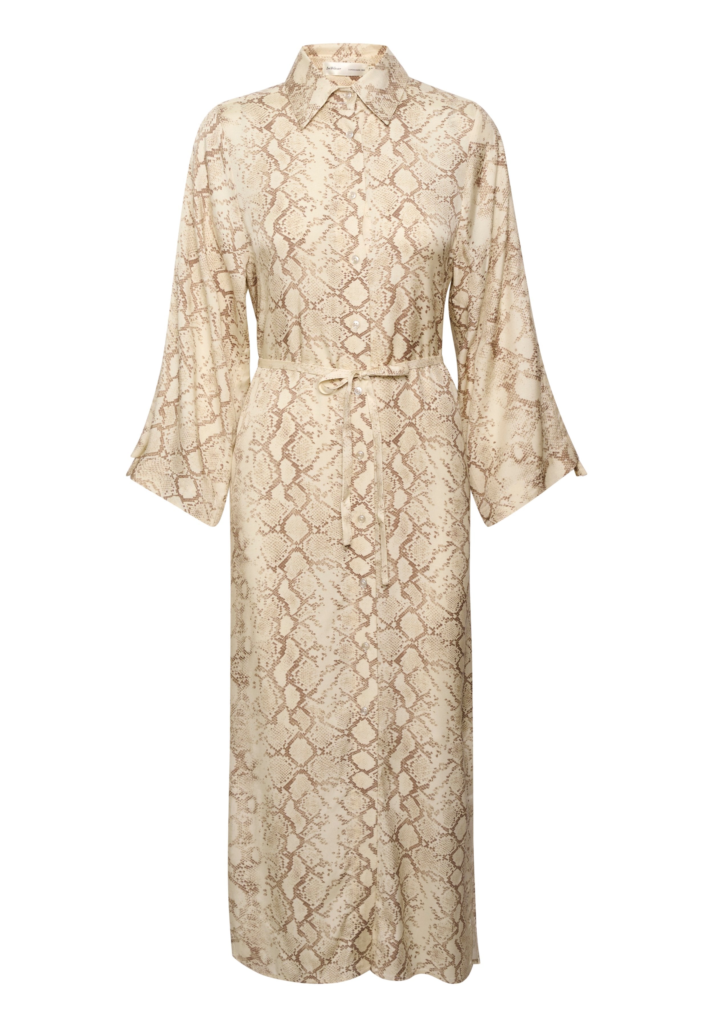 Schlangenmusterkleid in Beige und Braun, mit durchgehender Knopfleiste, langen Ärmeln und einem Taillengürtel für eine verstellbare Passform. Glatte Stoffoberfläche.