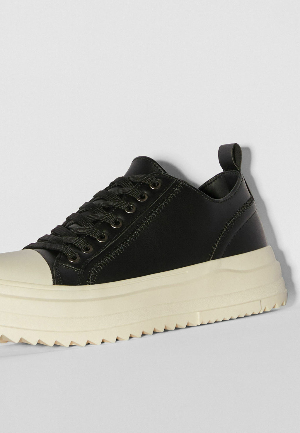Bershka  AND TOECAP