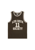 Braunes Basketball-Trikot aus Netzstoff mit kontrastierendem weißen Text, auf der Vorderseite gut sichtbar mit den Aufschriften "LES DEUX" und "SOCIETY 11".