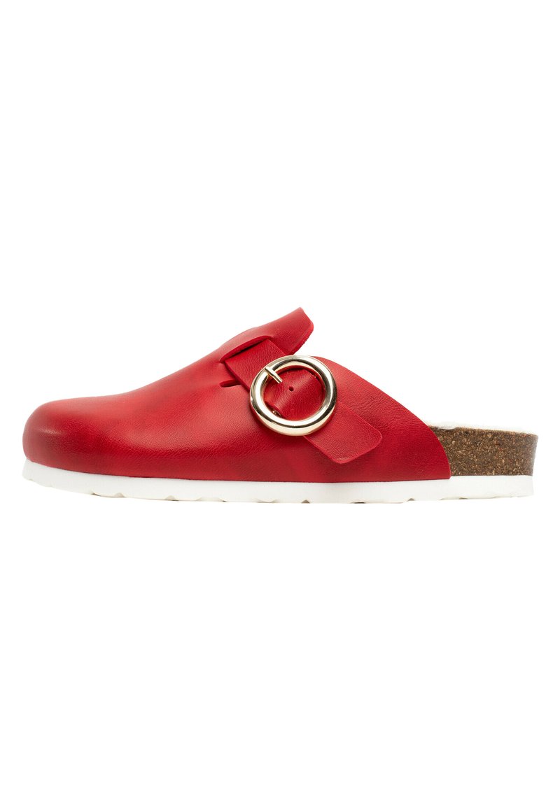 Rote Lederclogs mit einer runden metallischen Schnalle, weißer Sohle und Korkfußbett. Verfügt über ein rutschfestes Design und eine glatte Oberfläche.