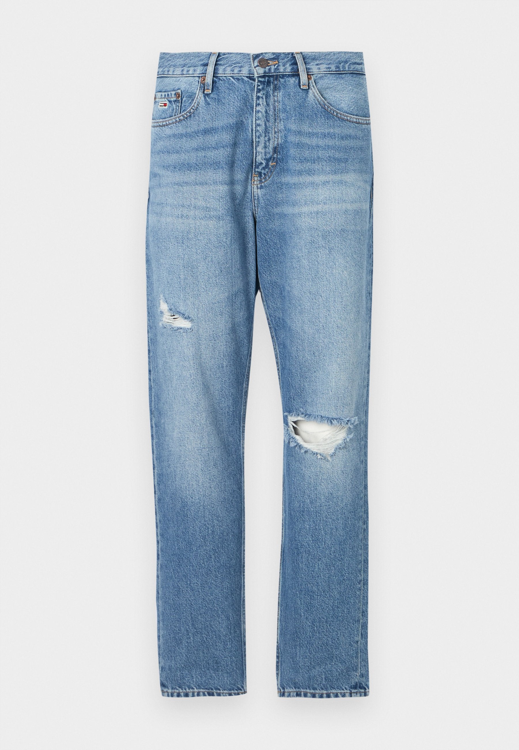Hellblaue Denim-Jeans mit lockerer Passform, die zwei ausgefranste Löcher an der Vorderseite, ein standardmäßiges Fünf-Taschen-Design und robuste Nähte aufweisen.