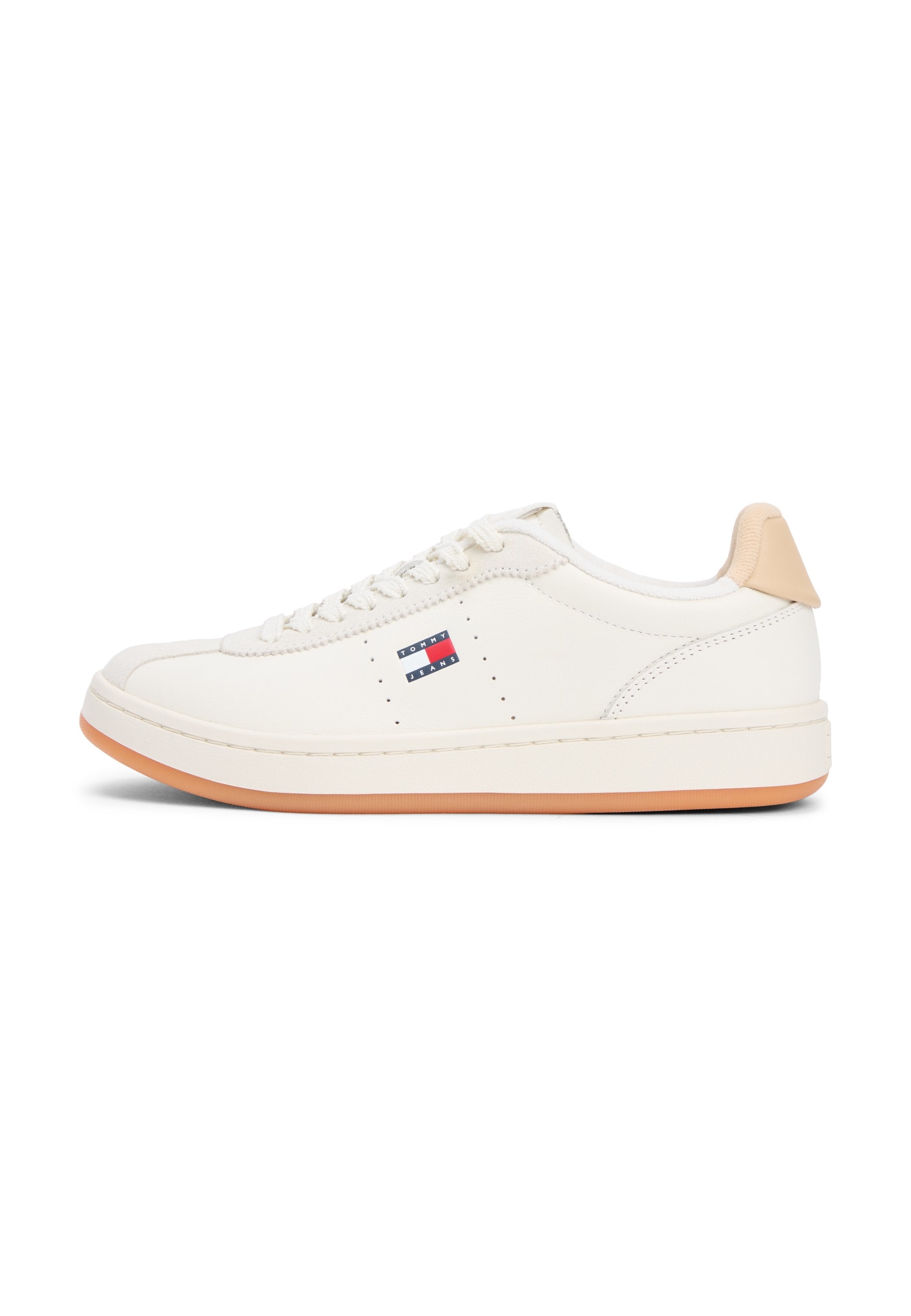 Weißer Sneaker mit niedrigem Schaft, beigefarbener Fersenlasche, Gummisohle, weißen Schnürsenkeln und einem kleinen Tommy Jeans Logo an der Seite.