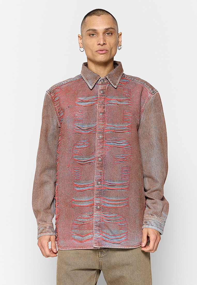 Jeanshemd mit einem Verlauf von Rot und Blau und einem abgenutzten Muster, klassischem Kragen und Knopfverschluss, sowie langen Ärmeln.