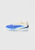 Blaue und weiße Fußballschuhe mit strukturiertem Obermaterial, gelbem Logo, Schnürverschluss und mehrfarbigen Noppen für Traktion. Leichtes Design.