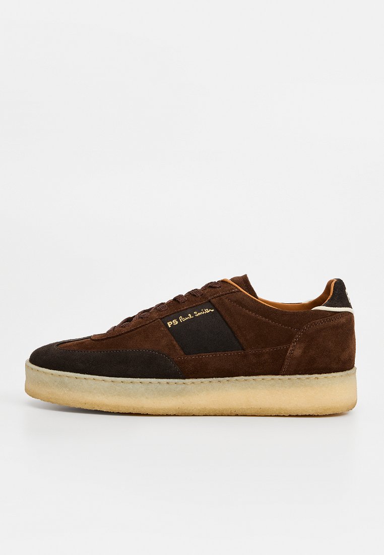 Brauner Wildleder-Sneaker mit dunkleren Akzenten, rundem Zeh, flachem Schnürdesign, sichtbarer Naht und strukturierter Gummisohle. Mit goldfarbenem Logo-Detail.