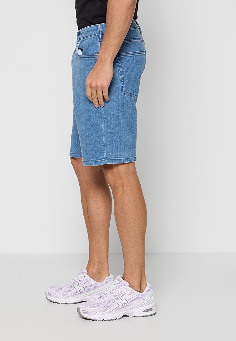 LOOSE FIT Media 3