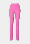 Rosa, hochtaillierte Leggings mit einer glatten, dehnbaren Textur, ausgestattet mit zwei Seitentaschen und einem kleinen grauen Logo am Bund.