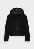 Schwarze, kurz geschnittene Kapuzenjacke mit vorderen Druckknöpfen, zwei großen Vordertaschen und einer glatten Innenauskleidung.
