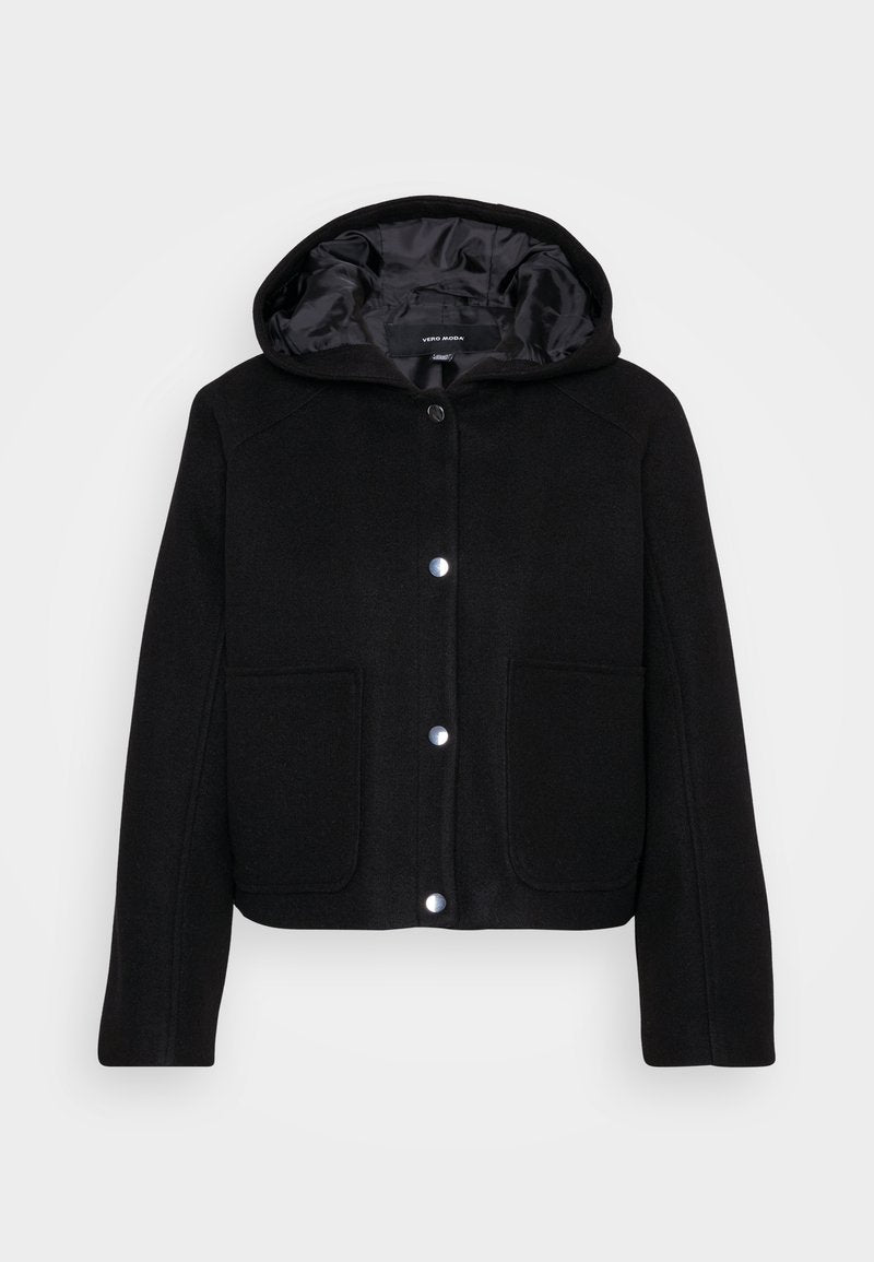 Schwarze, kurz geschnittene Kapuzenjacke mit vorderen Druckknöpfen, zwei großen Vordertaschen und einer glatten Innenauskleidung.