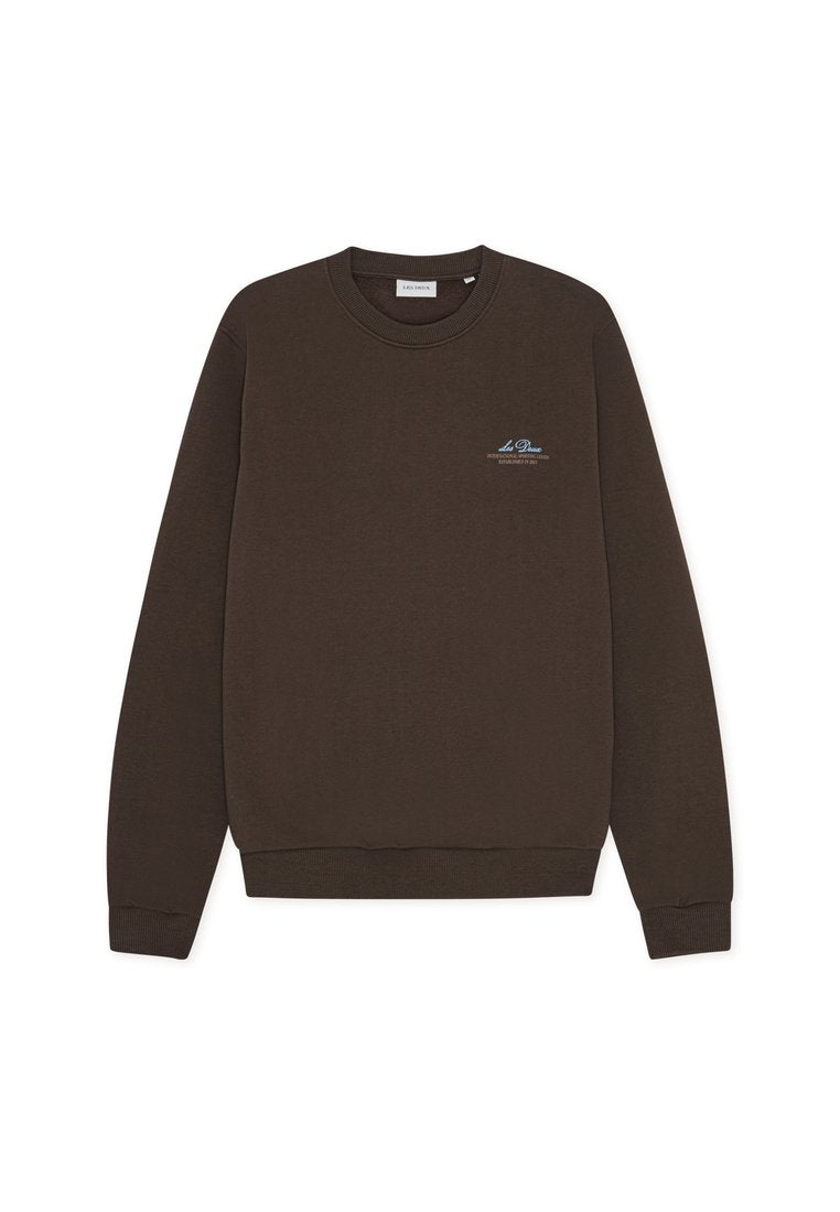Braunes Sweatshirt aus Baumwolle mit rundem Ausschnitt, gerippten Bündchen und Saum, mit einem kleinen blauen Logo auf der linken Brustseite.