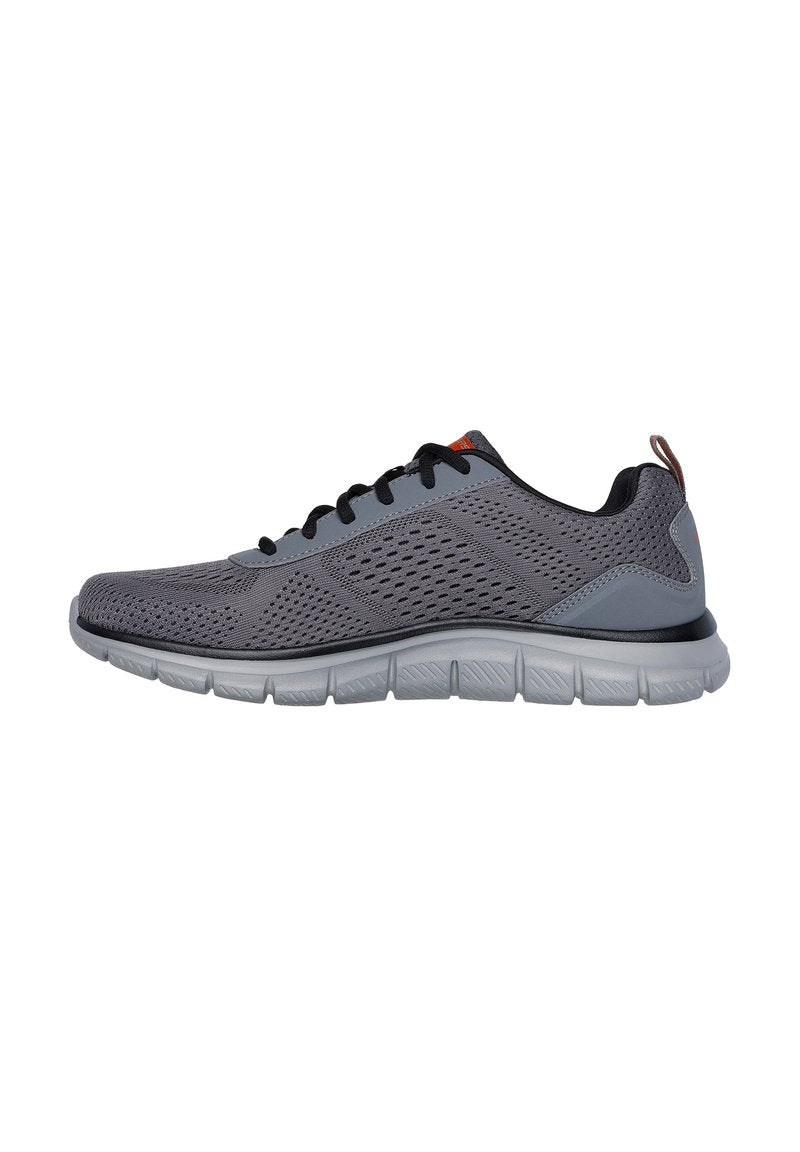 Sportliche Schuhe mit einem atmungsaktiven grauen Mesh-Obermaterial, schwarzen Schnürsenkeln, einem gepolsterten Schaft und einer flexiblen grauen Gummisohle. Mit orangefarbenen Akzenten.