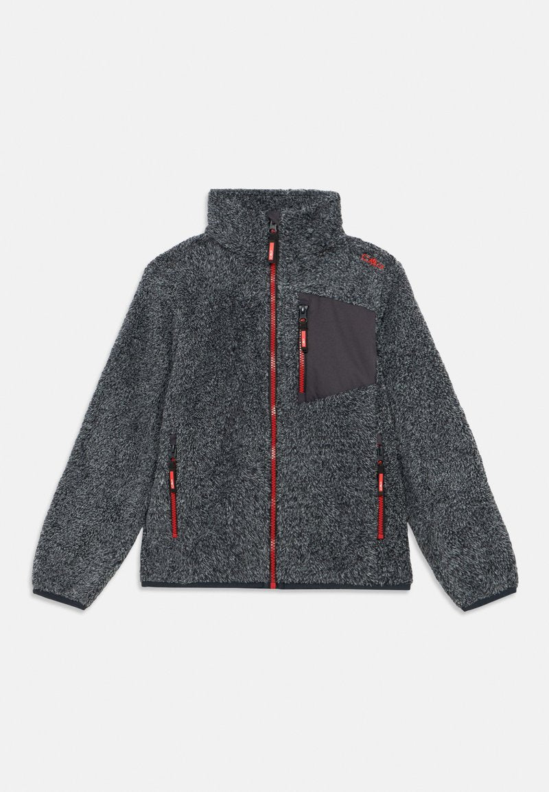 Graue Fleecejacke mit hohem Kragen, durchgehendem Reißverschluss und Brusttasche. Mit roten Reißverschlüssen und Akzenten. Weiche Textur und lässiges Design.