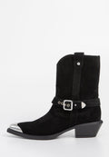 Schwarze Wildleder-Western-Stiefel mit spitzem silbernem Zeh, dekorativen Nähten und einem verstellbaren Gurt mit einer Metallschnalle.