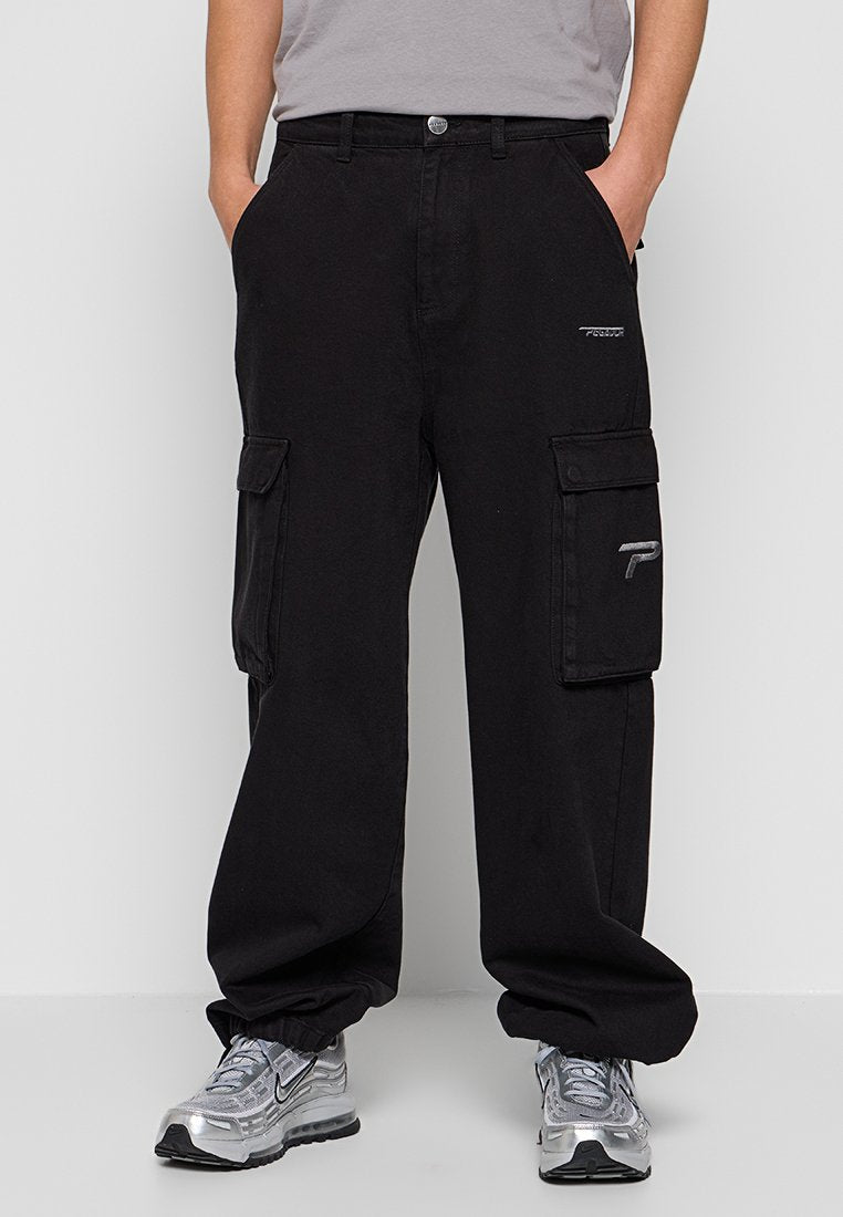 Schwarze Cargohosen aus Baumwolle mit lockerer Passform, ausgestattet mit zwei großen seitlichen Taschen und einem silbernen Logo-Highlight auf der Vorderseite.